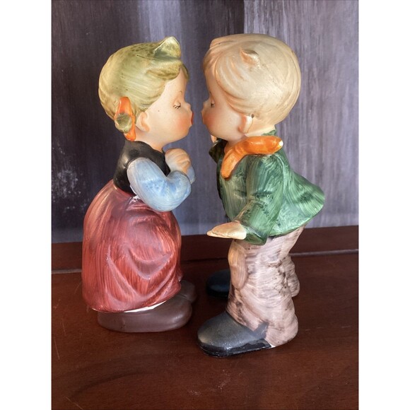 Napcoware Boy and girl kissing Figurine No. C-8502 - Picture 2 of 15